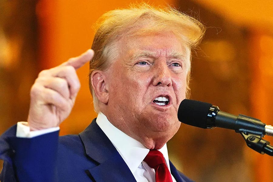 একটি সমীক্ষা অনুযায়ী, ২০২২-’২৩ সালে আমেরিকায় পড়তে যাওয়া বিদেশি পড়ুয়ারা সে দেশের অর্থনীতিতে ৪০১০ কোটি ডলারের অবদান রেখেছিল। এখন ট্রাম্পের গ্রিন কার্ড নীতির জন্য আমেরিকায় যদি বিদেশি পড়ুয়াদের সংখ্যা বাড়ে, তা হলে অর্থনীতি আরও ফুলেফেঁপে উঠবে বলে মত বিশেষজ্ঞদের।