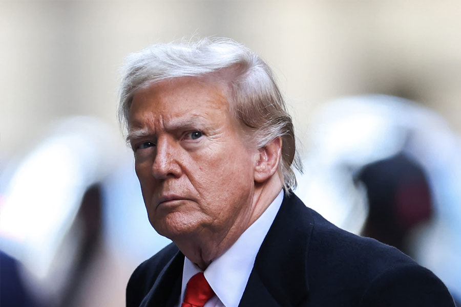 পাশাপাশি ট্রাম্পের যুক্তি, গ্রিন কার্ডের অভাবে আমেরিকায় পড়াশোনা করে অনাবাসী পড়ুয়াদের নিজেদের দেশে ফিরে আসতে হয়। আমেরিকা থেকে ফিরে ওই পড়ুয়ারা নিজেদের দেশে চাকরি করে কোটি কোটি আয় করেন। যা তাঁদের দেশের অর্থনৈতিক উন্নতি ঘটায় এবং ওই দেশগুলিকে ধনী করে। কিন্তু আমেরিকার কোনও লাভ হয় না। তবে গ্রিন কার্ড দেওয়ার পরে ওই পড়়ুয়ারা আমেরিকায় চাকরি করলেও আমেরিকার উন্নতি হবে।