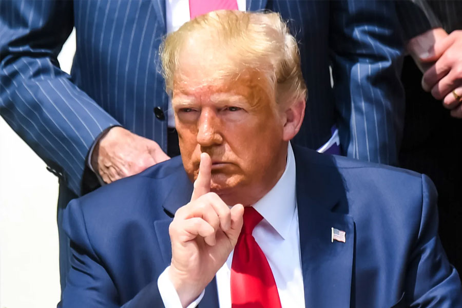 ট্রাম্পের মতে, হার্ভার্ড এবং এমআইটির মতো আমেরিকার সেরা শিক্ষা প্রতিষ্ঠান থেকে পড়াশোনা করেও অনেক বিদেশি পড়ুয়াকে নিজেদের দেশে ফিরে যেতে হয়। তাই ওই মেধাবী পড়ুয়ারা যাতে আমেরিকাতেই স্থায়ী ভাবে থেকে যেতে পারেন, সেই কারণেই তিনি নতুন গ্রিন কার্ড নীতি চালু করতে চান বলে ট্রাম্পের দাবি।