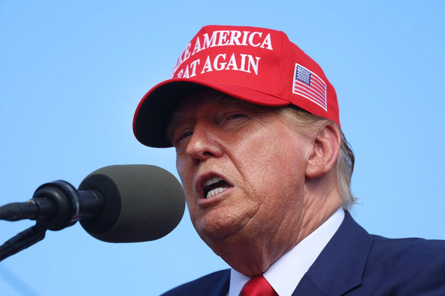 দেশের অর্থনৈতিক উন্নতির জন্য গ্রিন কার্ড নীতিতে বদল আনার ট্রাম্পের যে পরিকল্পনা, তা প্রেসিডেন্ট নির্বাচনে তাঁর হয়ে ভোট টানতে পারে বলেও জানাচ্ছেন কূটনৈতিক বিশেষজ্ঞরা।