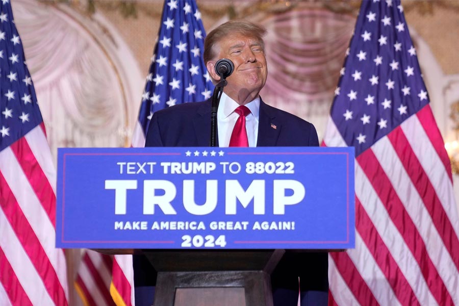 উল্লেখ্য, ট্রাম্প ক্ষমতায় থাকাকালীনই গ্রিন কার্ড নীতিতে বদল এসেছিল। ট্রাম্পের নিষেধাজ্ঞায় থমকে গিয়েছিল গ্রিন কার্ড দেওয়ার প্রক্রিয়া। গ্রিন কার্ডের লক্ষ লক্ষ আবেদন ছাড়পত্র না পেয়ে জমতে থাকে।