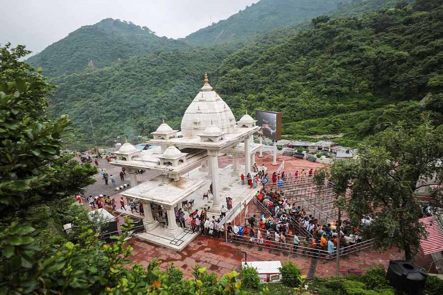 Security breach in Vaishno Devi Temple, woman held with pistol dgtl