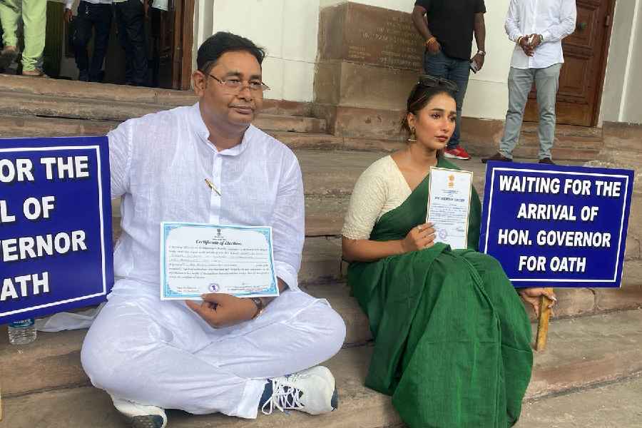 Sayantika Banerjee and Rayat Hussain Sarkar strats Dharna in the Assembly for oath