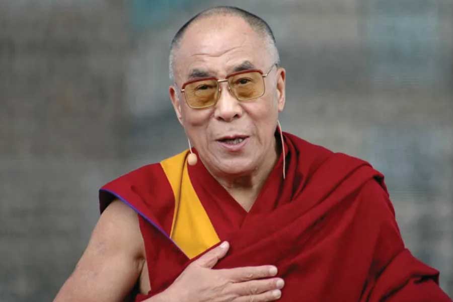 তিব্বতের ধর্মীয় নেতা দলাই লামা ১৯৫৯ সালে চিন থেকে পালিয়ে ভারতে এসে আশ্রয় নিয়েছিলেন। সেই থেকে তিনি হিমাচল প্রদেশের ধর্মশালায় থাকেন এবং সেখান থেকেই ‘স্বতন্ত্র’ তিব্বতের কাজ পরিচালনা করেন।