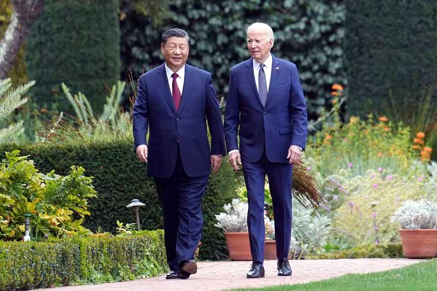 কী এমন আছে আইনে, যা বন্ধ করার জন্য আমেরিকার সামনে সুর নরম করছে চিন? ‘রিস্‌লভ তিব্বত অ্যাক্ট’ অনুযায়ী, তিব্বত নিয়ে চিনের যাবতীয় ‘ভুল তথ্যের’ সরাসরি বিরোধিতা করবে আমেরিকা। তার জন্য অর্থও ব্যবহার করবে।