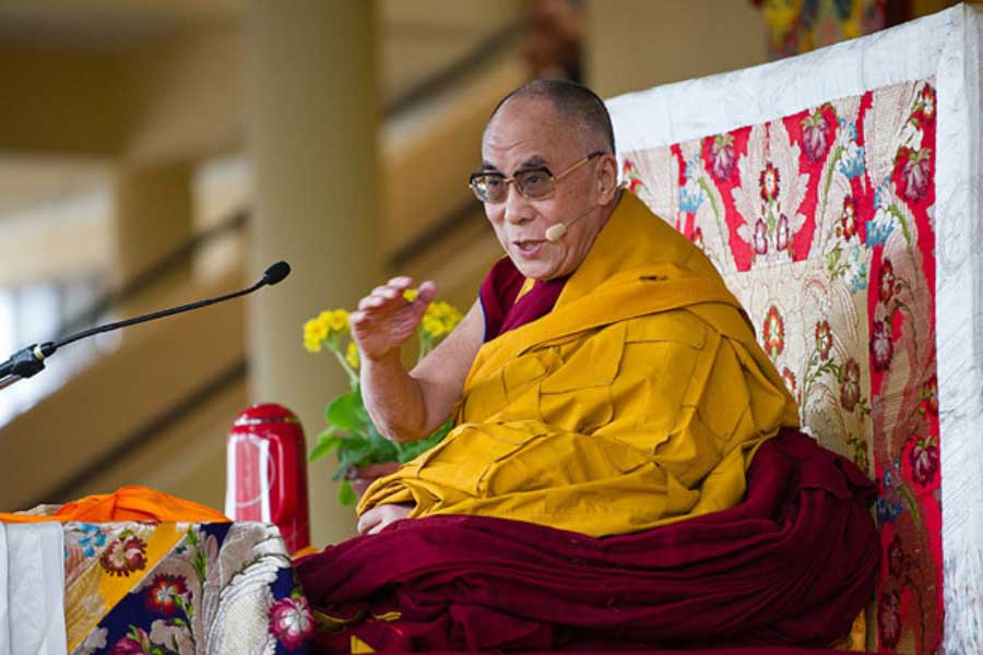 চিনের মুখপাত্র বলেন, ‘‘চতুর্দশ দলাই লামা আদৌ বিশুদ্ধ ধর্মীয় ব্যক্তিত্ব নন। তিনি রাজনৈতিক ব্যক্তিত্ব এবং চিনবিরোধী বিচ্ছিন্নতাবাদী কার্যকলাপের সঙ্গে যুক্ত। এই সংক্রান্ত যে রিপোর্ট আমরা পাচ্ছি, তা নিয়ে বেজিং উদ্বিগ্ন। আমেরিকার কাছে আমাদের অনুরোধ, তারা দলাই গোষ্ঠীর বিচ্ছিন্নতাবাদী মনোভাবকে চিহ্নিত করুক। বিশ্বকে এ বিষয়ে ভুল বার্তা দেওয়া বন্ধ করুক।’’