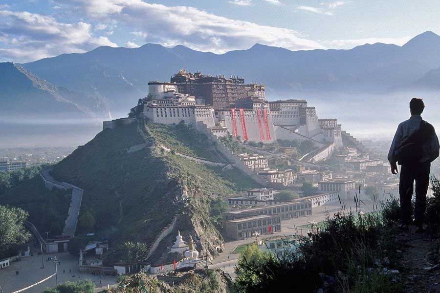 তবে ‘রিস্‌লভ তিব্বত অ্যাক্টে’ আমেরিকা সরাসরি তিব্বতকে অর্থ দিয়ে সাহায্য করার কথা বলেছে। তিব্বতের স্বাধীনতার সমর্থনে যে কোনও বিদ্রোহকে সাহায্য করার কথা বলেছে। সর্বোপরি, তিব্বতের ইতিহাস নিয়ে চিনের বক্তব্য অস্বীকার করেছে। সেই কারণেই এই আইনকে বাড়তি গুরুত্ব দিয়ে দেখা হচ্ছে।