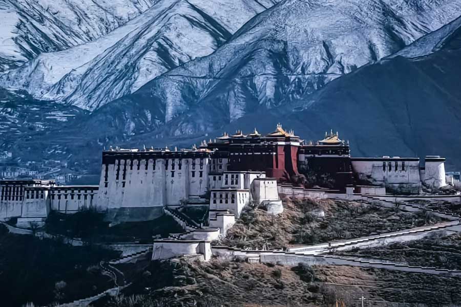 চিনের দাবি অনুযায়ী, গত ৭০০ বছরেরও বেশি সময় ধরে চিনের অন্তর্গত তিব্বত। যদিও তিব্বতপন্থীরা বলে থাকেন, দীর্ঘ সময়ে এই ভূখণ্ড স্বাধীন এবং স্বশাসিত ছিল। চিন তা মানতে চায় না। তিব্বত ইস্যুতে আন্তর্জাতিক হস্তক্ষেপও তারা বরদাস্ত করে না।