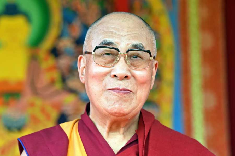 বর্তমানে তিব্বতের পরিচালনায় রয়েছেন চতুর্দশ দলাই লামা। তাঁর নাম তেনজিং গ্যাৎসো। ৮৮ বছরের এই প্রবীণ ধর্মীয় নেতা ১৯৫৯ সালে চিন ছেড়ে ভারতে পালিয়ে এসেছিলেন। সেই থেকে ধর্মশালায় রয়েছেন। ‘স্বশাসিত’ তিব্বতের একতার প্রতীক দলাই লামা।