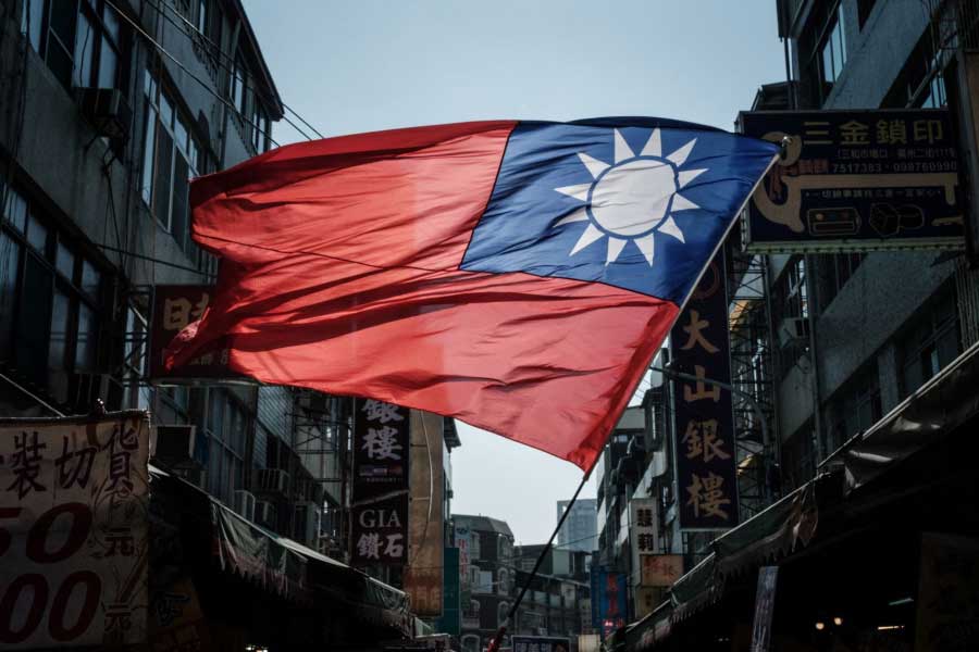 আন্তর্জাতিক বাণিজ্য নীতি নিয়ে আমেরিকার সঙ্গে বিশ্বের বিভিন্ন অংশে চিনের মতানৈক্য রয়েছে। তাইওয়ান ইস্যু নিয়েও গত কয়েক বছরে দফায় দফায় এই দুই দেশের সম্পর্ক উত্তপ্ত হয়েছে।