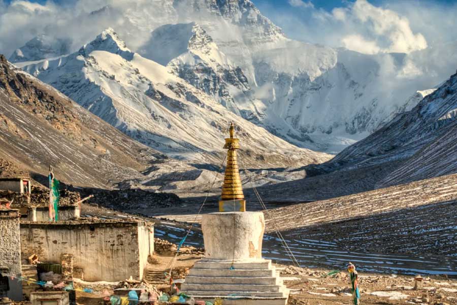 অনেকের মতে, তাইওয়ান থেকে নজর ঘোরাতেই এ বার চিনকে অন্য ভাবে ব্যস্ত রাখার পরিকল্পনা করেছে আমেরিকা। সেই কারণে তারা নতুন করে তিব্বতে মনোনিবেশ করেছে। তিব্বতকে কেন্দ্র করে বিশ্বের দুই শক্তিধর রাষ্ট্রের দ্বন্দ্ব কোন পথে এগোয়, সেটাই এখন দেখার।