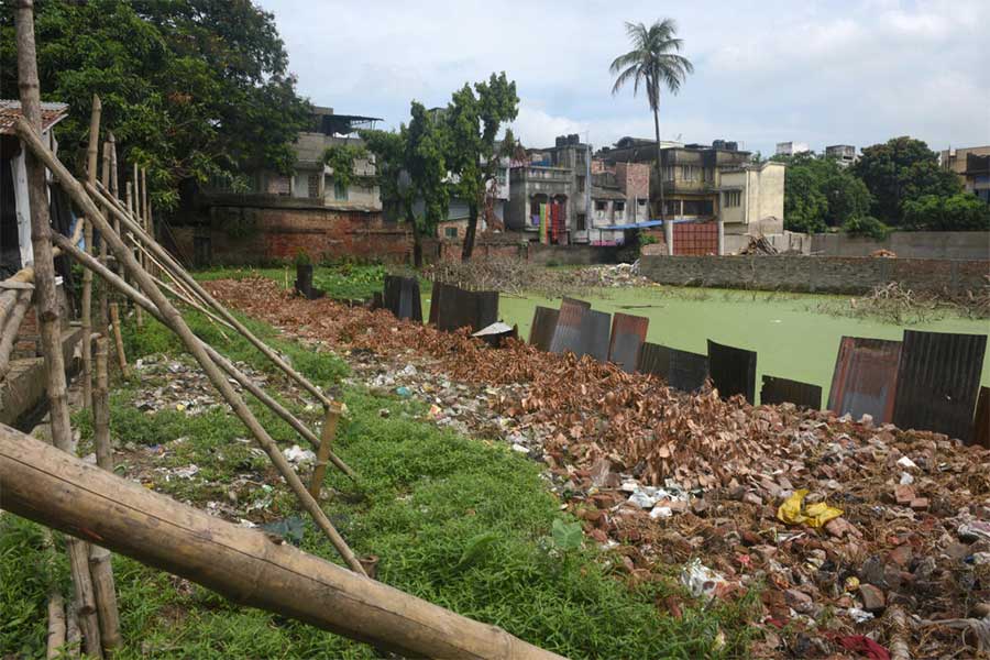 রাতের অন্ধকারে আবর্জনা ফেলে এ ভাবেই ভরাট করার অভিযোগ উঠেছে হাওড়ার ইছাপুর রোডে এইচআইটি আবাসন সংলগ্ন পুকুরটির বেশির ভাগ অংশ।