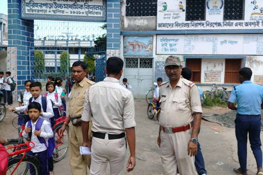 ইভটিজিং রুখতে হরিহরপাড়া হাইস্কুলের সামনে পুলিশের নজরদারি।