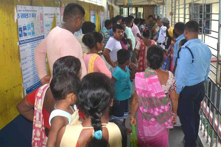 সদ্যোজাত শিশু বদলের অভিযোগে চনাদননগর মহাকুমা হাসপাতালে পরিবারের সদস্যদের ক্ষোভ।