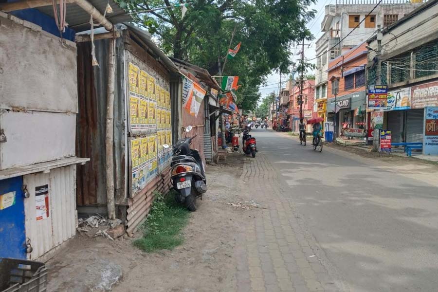 একে সরু রাস্তা, তার উপর ফুটপাত দখল করে দোকান।