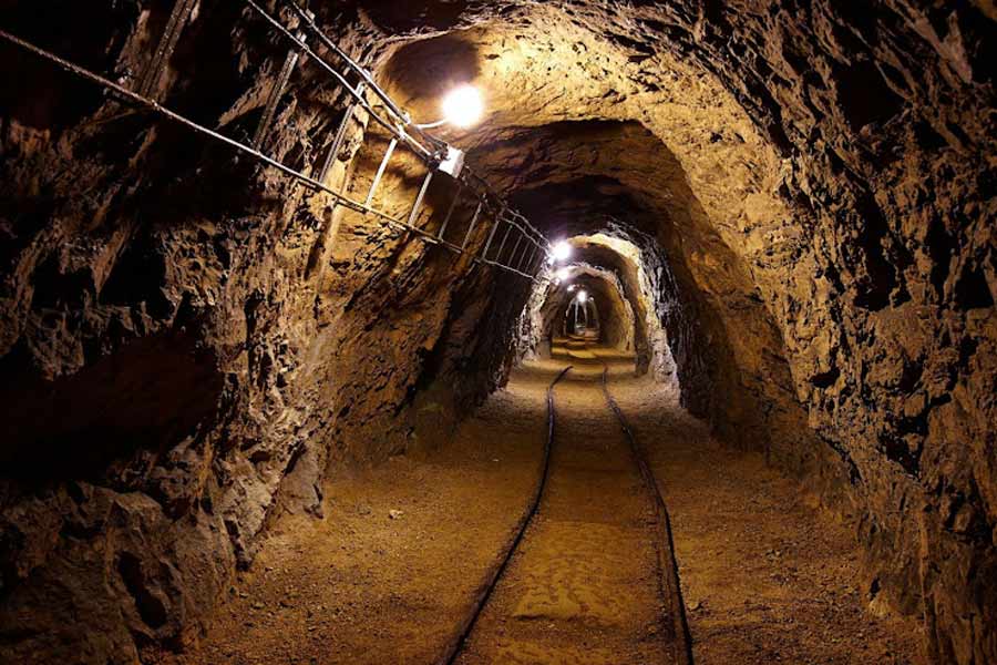 উল্লেখ্য, কেজিএফের খনিগুলি ‘ভারত গোল্ড মাইনস লিমিটেড’ (বিজিএমএল) সংস্থার মালিকানাধীন। বিজিএমএল একটি সরকারি সংস্থা, যা ১৯৭২ সালে কেজিএফে তৈরি করা হয়েছিল। তবে কেজিএফ খনির কার্যক্রম বন্ধ হয়ে যাওয়ার পর থেকেই গুরুত্ব হারায় এই সংস্থা।সোনার অভ্যন্তরীণ উৎপাদন বৃদ্ধির জন্য ২০১৫ সালে কেন্দ্রের তরফে বিজিএমএল-সহ পুরনো খনিগুলি আবার চালু করার সিদ্ধান্ত নেওয়া হয়।