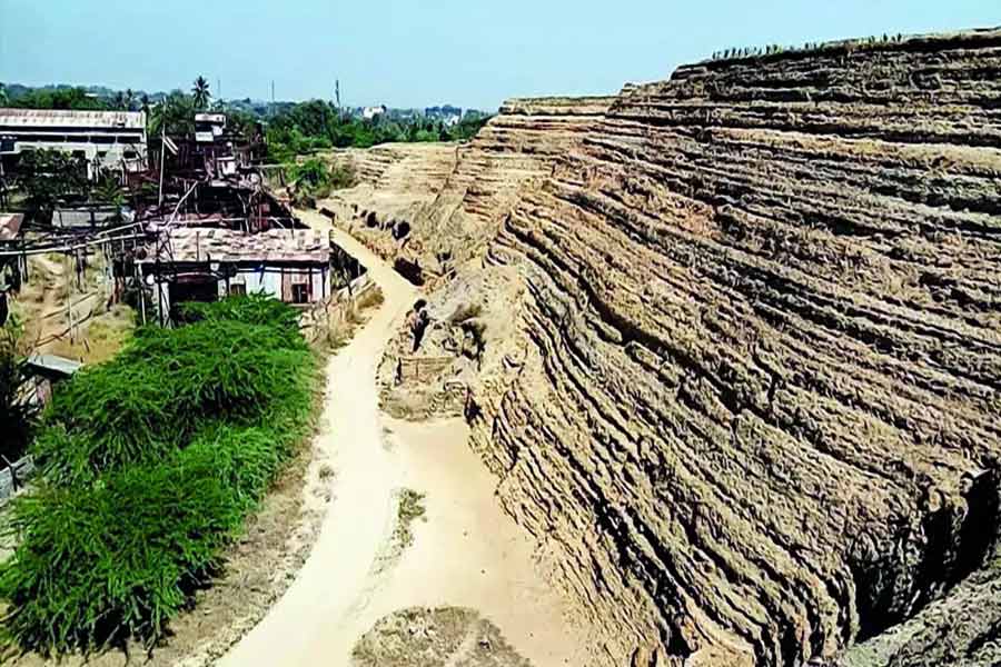 সেই মতোই কেন্দ্রের তরফে কেজিএফ চালু করতে কর্নাটক সরকারের কাছে প্রস্তাব পাঠায় কেন্দ্র। কর্নাটকের আইন ও সংসদ বিষয়ক মন্ত্রী এইচকে পাতিল জানিয়েছেন, কেজিএফ খনি নতুন করে চালু হলে বিপুল সংখ্যক মানুষ চাকরির সুযোগ পাবেন।