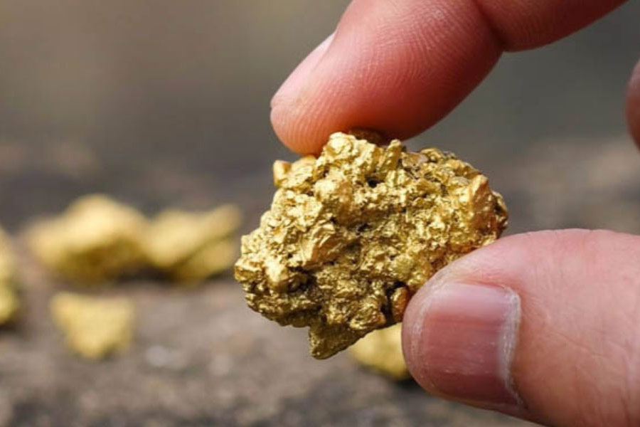 এক সময় সোনার বিচ্ছুরণে আলো করে থাকা কেজিএফ শহর বর্তমানে খাঁ খাঁ করছে। চার দিকে অন্ধকার। কন্নড় সিনেমা কেজিএফেও বহু বার এলাকাটিকে ‘নরক’ বলে উল্লেখ করতে দেখা গিয়েছে। অথচ এই কেজিএফ নিয়েই এককালে গর্বের অন্ত ছিল না দেশের। কেজিএফকে দেখিয়ে বিশ্ব ব্যাঙ্ক থেকে ঋণও নিয়েছিল ভারত। কিন্তু কী ভাবে উত্থান এবং পতন হল কেজিএফের? কর্নাটকের কোলার গোল্ড ফিল্ড ওরফে কেজিএফ একসময়ে ছিল কোলার নামের একটি গ্রাম। মাটির নীচে তো বটেই, সবাই জানতেন এবং মানতেন যে, এ গ্রামের ধুলোতেও সোনা মিশে থাকে।