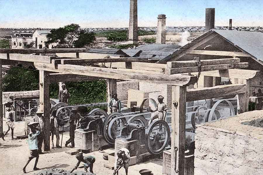 এই বিশ্বাস থেকেই সম্ভবত চোল-চালুক্যদের রাজত্বের সময় থেকে কোলারকে সব সময় দখলে রেখে এসেছে শাসকেরা। এক একটি শাসনকাল ৮০০ থেকে এক হাজার বছরেরও বেশি সময় ধরে চলেছে। শাসকের নীতির জোরে কখনও বিস্তৃত, কখনও কমে এসেছে রাজ্যপাট। তবু কোলার হাতছাড়া হতে দেয়নি কেউ। তবে কোলারের দখল নিলেও সেই সময়ে চোল, চালুক্য রাজারা সোনা খনন করাতেন কি না, তা জানা যায় না। সরকারি নথি অনুযায়ী, সে কাজ শুরু হয়েছিল ১৮৭৫ সালেই।