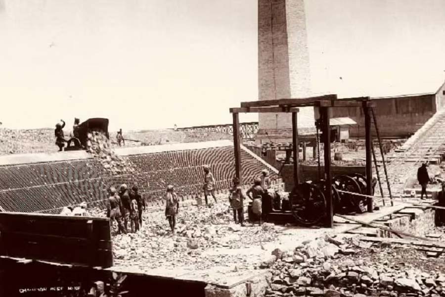 মাইকেল ফিৎজগেরাল্ড লাভেল নামে এক অবসরপ্রাপ্ত ব্রিটিশ সৈনিক প্রথম কোলারের মাটির নীচ থেকে সোনা তোলার কাজ শুরু করেন। কোলারের সোনার ইতিহাস নিয়ে বিভিন্ন তথ্য প্রমাণসমৃদ্ধ একটি বই লিখেছিলেন ব্রিটেনের এক ইতিহাসবিদ। সেই বই লাভেলের হাতে আসে। কোলারের পুরনো ইতিহাস জেনে তিনি ঠিক করেন, কোলারের মাটির নীচে সোনা সত্যিই আছে কি না তার খোঁজ শুরু করবেন। প্রাথমিক ভাবে সফলও হন লাভেল।