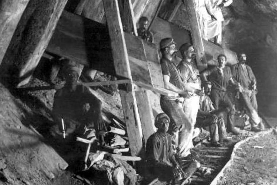 তবে খনি থেকে সোনা তোলার কাজে প্রচুর অর্থের প্রয়োজন ছিল। মাইকেলের সেই সামর্থ ছিল না। তিনি জন টেলর অ্যান্ড সনস নামে ব্রিটেনেরই একটি সংস্থাকে বিক্রি করে দেন কোলারের সোনার খনি। ১৮৮০ সালে ওই ব্রিটিশ সংস্থার হাত ধরে শুরু হয় কেজিএফের শ্রীবৃদ্ধি। কিন্তু সেখান থেকে ১০০ কিলেমিটার দূরে হঠাৎ শহর হয়ে ওঠা কেজিএফই দক্ষিণের রাজ্যটির প্রাণকেন্দ্র হয়ে উঠতে থাকে।