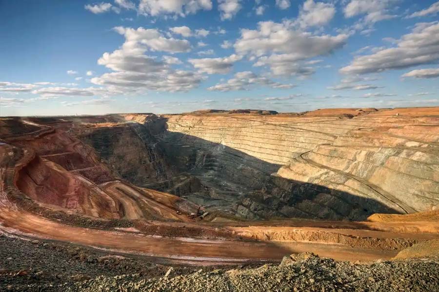 একে কর্নাটকের মনোরম আবহাওয়া। তার উপর আধুনিক সুযোগ সুবিধার অন্ত ছিল না কোলারে। সেখানকার বাসিন্দা ব্রিটিশ কর্মচারীরা ‘মিনি ইংল্যান্ড’ বলে ডাকতে শুরু করেছিল কোলারকে। কোলার ছিল দেশের প্রথম শহর, যেখানে বিদ্যুৎ সংযোগ এসেছিল। শুধু দেশে নয়, জাপানের টোকিয়োর পর কোলারই ছিল এশিয়ার দ্বিতীয় শহর, যেখানে বিদ্যুতের সুবিধা মিলেছিল।