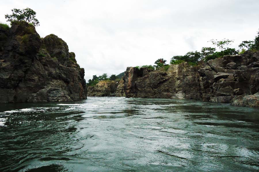 খনির কাজের জন্য কাছেই কাবেরী নদীর ঝর্নায় জলবিদ্যুৎ প্রকল্প তৈরি করেছিল ব্রিটিশ সরকার। পাশাপাশি, খনিতে জল সরবরাহ করার জন্য কোলারে একটি বিশাল হ্রদও খুঁড়ে ফেলেছিল তারা।