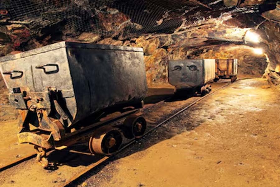 কী ছিল না কেজিএফে! গল্‌ফ খেলার মাঠ, হাসপাতাল, ইংরেজি মাধ্যমের স্কুল-কলেজ, ছেলে এবং মেয়েদের কনভেন্ট স্কুল, ক্লাব, মনোরঞ্জনের নানা ব্যবস্থা— সব। এমনকি কেজিএফে বসবাসকারী ব্রিটিশ এবং ভারতীয় হর্তাকর্তাদের জন্য ব্রিটেনের স্থাপত্যের ছাঁদে বড় বড় বাংলোও তৈরি হয়েছিল।