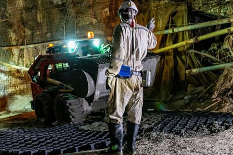 যদিও কোলারের এই ‘মিনি ইংল্যান্ডে’ প্রবেশাধিকার ছিল না খনিতে কাজ করা শ্রমিকদের। তাঁরা থাকতেন কোলারের ঝকঝকে আলোর বাইরে। ছোট ছোট খুপরির মতো ঘরে। সেই সব এলাকাকে বলা হত কুলি লেন। ঘরগুলিকে বলা হতে ‘শান্টি’। সেখানে কষ্ট করে থাকতেন খনিশ্রমিকেরা। তবু বেঙ্গালুরু-সহ দেশের বিভিন্ন প্রান্ত থেকে মানুষ আসতেন কোলারে কাজ করতে। কারণ কোলারই তখন উন্নতির কেন্দ্র।