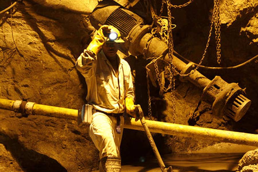 ১৯০২ সাল পর্যন্ত দেশের মোট সোনা উৎপাদনের ৯৫ শতাংশই আসত কোলার থেকে। এই শতকের গোড়া পর্যন্তও সোনা উত্তোলন হত কেজিএফ থেকে। শেষ বার কেজিএফ থেকে সোনা উত্তোলন হয় ২০০১ সালে। তবে গত শতকের মাঝামাঝি সময় থেকেই ধীরে ধীরে পরিস্থিতি বদলাতে শুরু করে।