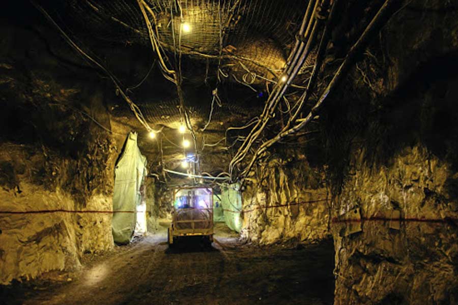 ১৮৭৫ সাল থেকে খনন শুরু হয় কেজিএফে। তার পর থেকে ১৯৫৬ সাল পর্যন্ত সোনা তুলেছে ব্রিটিশ সংস্থা। সেই সময়েই কেজিএফের সোনার উৎপাদন ধীরে ধীরে কমতে শুরু করেছিল। প্রথমে মাটির এক কিলোমিটার নীচেই সেনার খোঁজ পাওয়া যেত। ক্রমে সোনার খোঁজে আরও গভীরে যাওয়া শুরু হল। প্রথমে দু’কিলোমিটার। তার পর তিন কিলোমিটার। এশিয়ার আর কোথাও এত গভীরে সোনা খননের কাজ হয়নি।