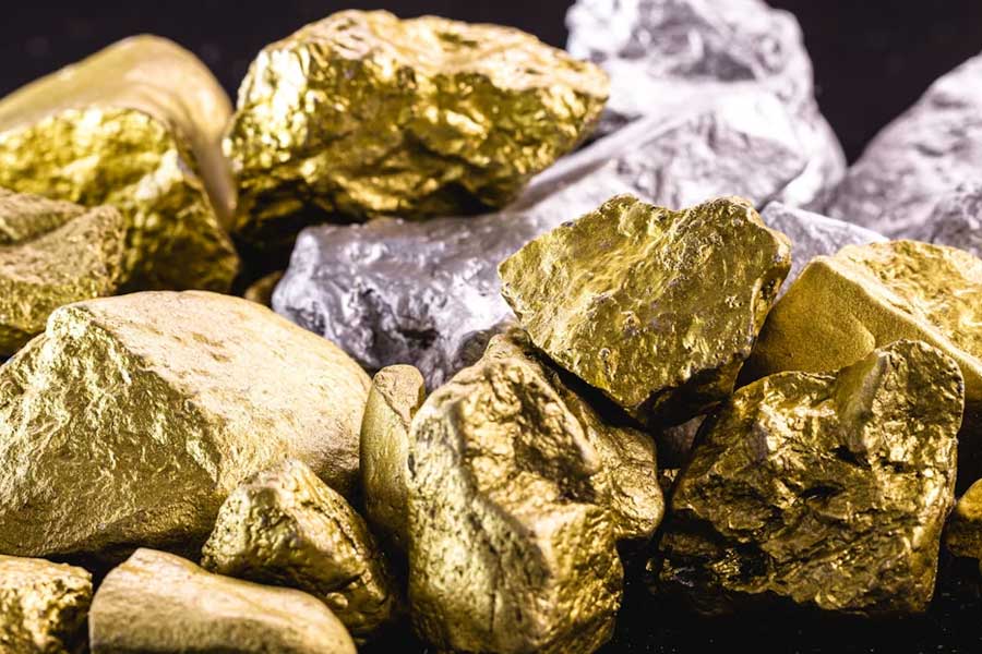 তবু সুফল মিলছিল না। প্রতি টন আকরিকে সোনার পরিমাণ কমতে শুরু করেছিল। এককালে যেখানে এক টন আকরিক থেকে অন্তত ৪৫ গ্রাম সোনা পাওয়া যেত, সেখানে প্রতি টনে তিন গ্রাম করে সোনা পাচ্ছিল খননকারী সংস্থাগুলি। খরচে পোষাচ্ছিল না তাদের।