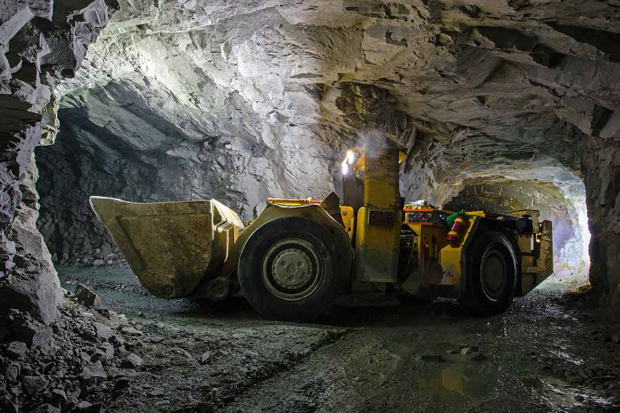 তত দিনে কেজিএফে খননের কাজ শুরু করেছে ভারত সরকার। ১৯৭২ সালে কেজিএফের নিয়ন্ত্রণ নিজের হাতে নেয় রাষ্ট্রায়ত্ত সংস্থা ভারত গোল্ড মাইন লিমিটেড। কিন্তু কেজিএফে প্রাপ্ত সোনার দামের থেকে তার জন্য খরচ ক্রমেই বাড়ছিল।