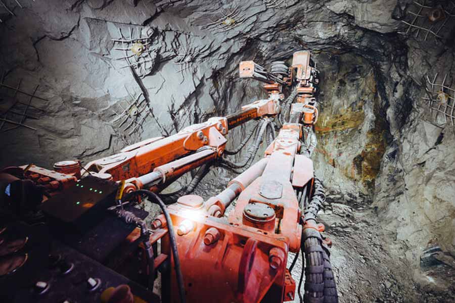 অথচ কেজিএফে সোনা রয়েছে তখনও। অনাবশ্যক খরচ কমাতে সরকার বেশ কিছু বৈজ্ঞানিক পরীক্ষানিরীক্ষা চালায় কেজিএফ। ১৯৬০ এবং ১৯৯২ সালে বেশ কয়েকটি পরীক্ষা করা হয়।