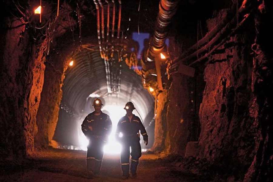  এর মধ্যে বৈজ্ঞানিক হোমি ভাবার করা একটি পরীক্ষাও ছিল। যেখানে আকরিককে সহজে গলিয়ে সোনা পাওয়ার চেষ্টা করা হয়েছিল। কিন্তু পরীক্ষাটি ব্যর্থ হয়। এর পরেও কেজিএফ থেকে সোনা তেলার কাজ চলছিল। কিন্তু বাধ্য হয়েই ২০০১ সালের ২৮ ফেব্রুয়ারি বন্ধ হয় কেজিএফ বন্ধ করে দেয় ভারত গোল্ড মাইন।