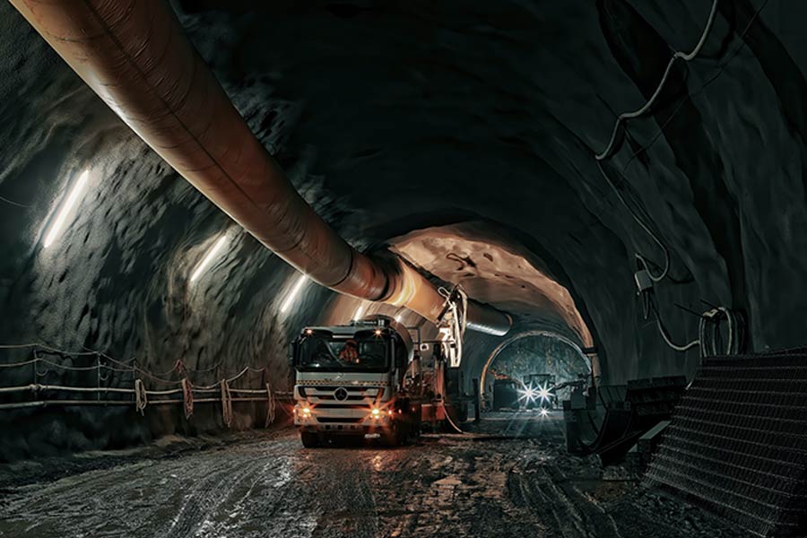 ২০০১ সালে সরকারি সংস্থা ভারত গোল্ড মাইন লিমিটেড এবং ভারত আর্থ মুভারস লিমিটেড কেজিএফকে পুরোপুরি বন্ধ করার সিদ্ধান্ত নিয়েছিল। তার পরই একে একে বন্ধ হতে শুরু করল ক্লাব হাউস, কলেজ, স্কুল, হাসপাতালের মতো পরিষেবা।