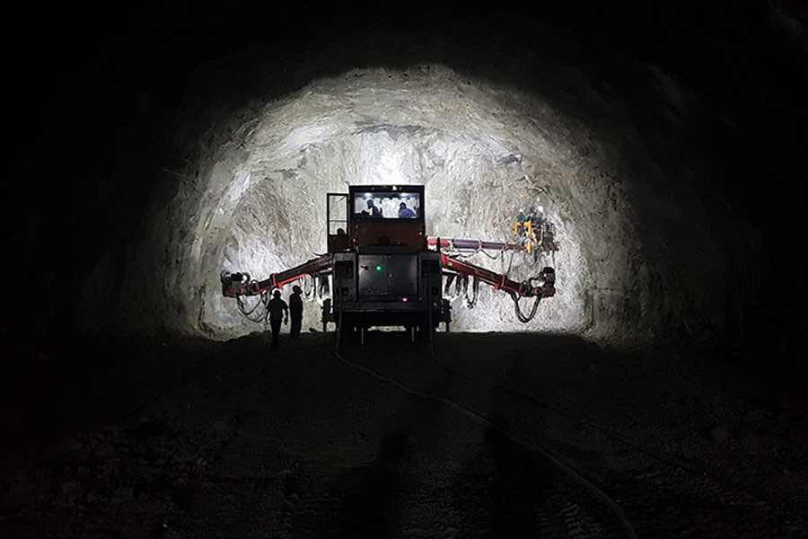 স্থানীয়দের কথায় যখন কোলারের ‘শান’ ছিল, তখন আলো নিভত না কেজিএফে। অভাব ছিল না জলের। কোলারের ‘মিনি ইংল্যান্ড’ ঝলমল করত দিনরাত। অথচ সেই কোলারেই এখন বিদ্যুতের জন্য নিত্য হাহাকার। পানীয় জলটুকু পান না মানুষ। সোনা ফুরোতেই প্রয়োজন ফুরিয়েছে। চমক হারিয়ে এখন মলিন কেজিএফ।