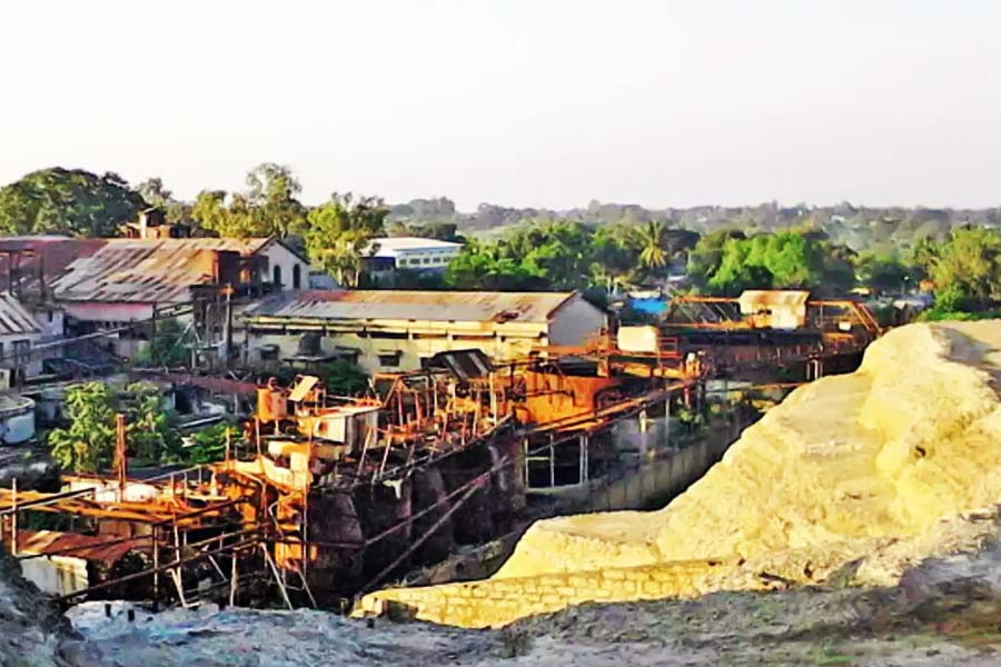 কোলারের মাটির নীচে নেমে যাঁরা সোনা তুলে আনতেন, তাঁরা কী ভাবে বেঁচে আছেন, কোনও দিনই তার খোঁজ নেননি খনির মালিকেরা। খনি না থাকলেও খননের বিষ থেকে গিয়েছে কোলার শহর জুড়ে। নিরুপায় মানুষগুলো সেই বিষের সঙ্গেই ঘর করছেন ‘ভূতুড়ে শহর’ কোলারে। কাজ হারানোর ২১ বছর পরও সরকার তাঁদের বিকল্প কর্মসংস্থান করেনি। এমনকি পুনর্বাসনের ব্যবস্থাও করেনি বলে অভিযোগ।