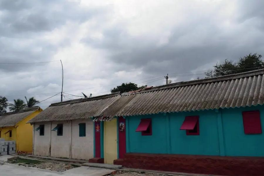 স্থানীয়দের দাবি, কেজিএফে যে বর্জ্য পাহাড়গুলি রয়েছে, তাতে মিশে রয়েছে সায়ানাইডের মতো রাসায়নিক। যা থেকে হাওয়ায় উড়ে আসা ধুলো প্রতি মুহূর্তে ঢুকছে কোলারের মানুষের শরীরে। স্থানীয়দের দাবি, তা থেকে ফুসফুসের ক্যানসারে আক্রান্ত হচ্ছেন কোলারের বাসিন্দারা।