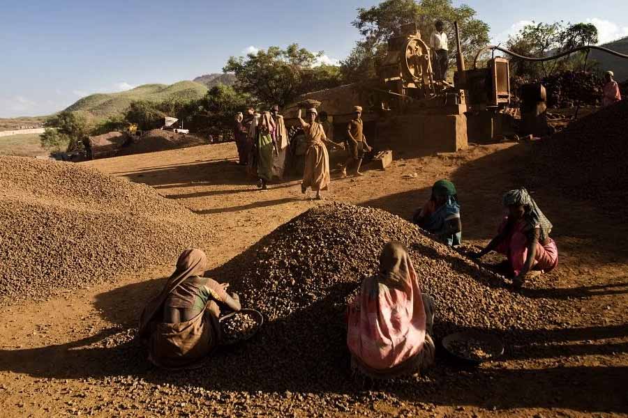 বৃষ্টি হলে পাহাড় ধোয়া জল গড়িয়ে মেশে জলাজমিতে। মেশে কৃষিজমিতেও। তাতে বিষাক্ত হয় জল, মাটি। কোলারের শ্রমিক বসতির যাঁরা কৃষিকাজ করেন, তাঁরা বলছেন এই বিষ জমিকে অনুর্বর করে তুলছে ক্রমশ। কমছে ফলন। বাড়ছে স্থানীয় বাসিন্দাদের অসুস্থতা।