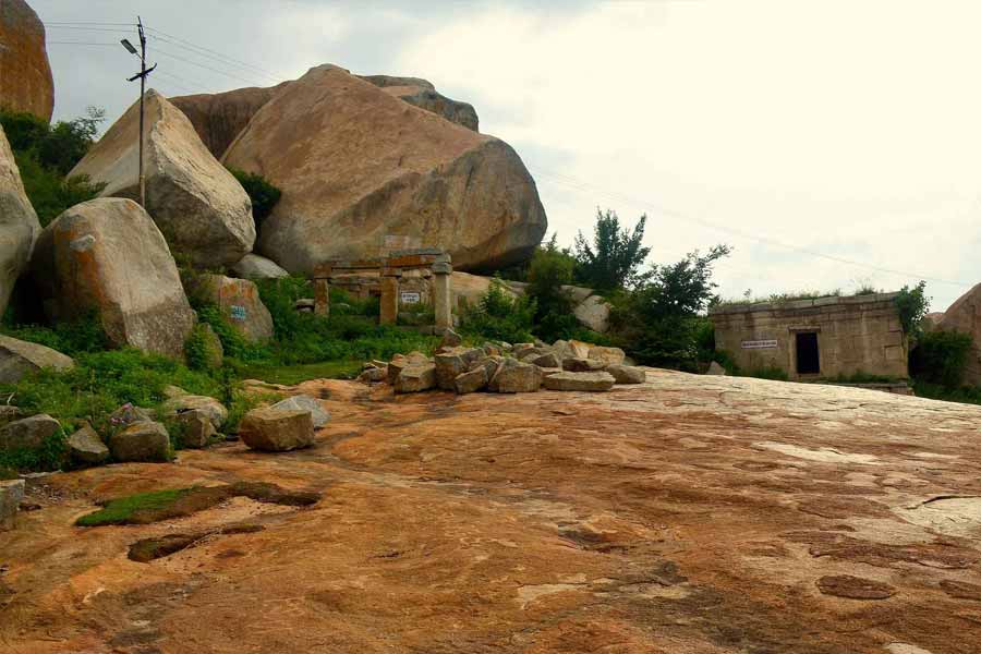 সোনার খনির শ্রমিকেরাই এখন কোলারের একমাত্র বাসিন্দা। তবে তাঁদের সংখ্যা নেহাত কম নয়। মোট ৪০০টি শ্রমিক কলোনি মিলিয়ে কম করে আড়াই লক্ষ মানুষ বাস করেন কেজিএফে। এঁদের কারও কোনও নির্দিষ্ট কাজ নেই। ঠিকে কাজ করতেও ১০০ কিলোমিটার দূরে বেঙ্গালুরু যেতে হয়। ট্রেনে রোজ চার ঘণ্টার সফর। ভোরবেলা বাড়ি থেকে বেরিয়ে রাতে ঘরে ফেরেন তাঁরা। তবে এ ভাবে কত দিন চলবে, তা জানা নেই তাঁদের।