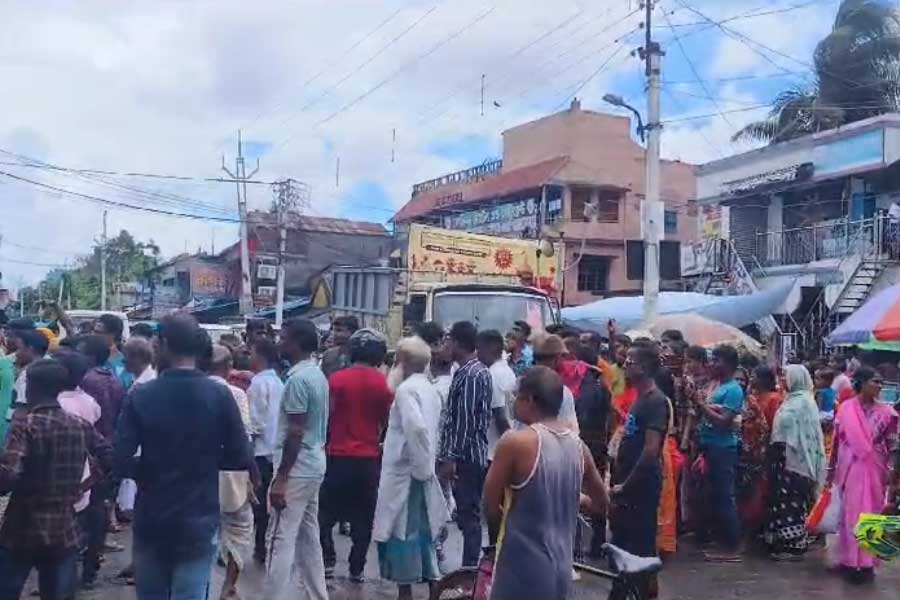 গঙ্গাসাগরে হাসপাতালের সামনে বিক্ষোভ মৃতার পরিজনদের।