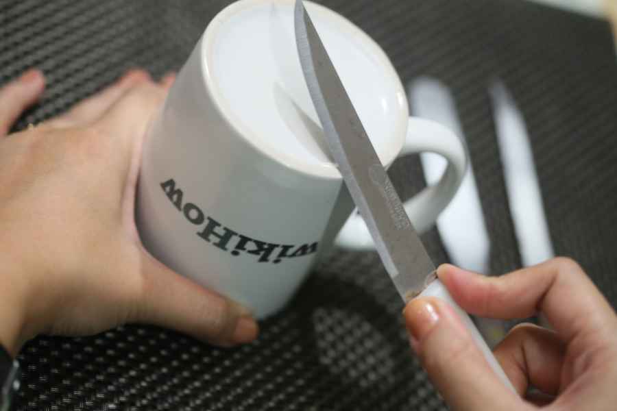 Two easy hacks to sharpen kitchen knives at home