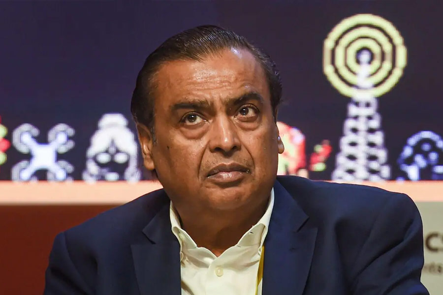 ২০০৯ সাল থেকে মুকেশ বেতন পান ১৫ কোটি টাকা। প্রতি মাসে ওই বেতন পান রিলায়‌্যান্স কর্তা।