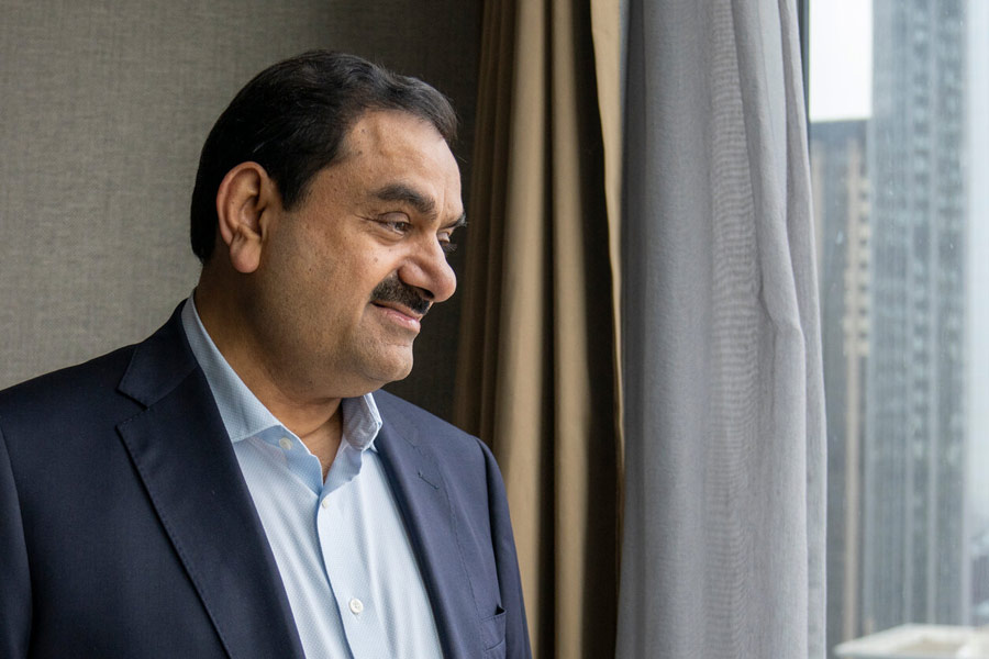 যদিও ওই একই সংস্থা থেকে গৌতমের পরিবারের সদস্যেরা কিন্তু তাঁর থেকে বেশি বেতন পান। ভাই রাজেশ আদানি, ভাইপো প্রণব আদানির বেতন গৌতমের থেকে বেশি।