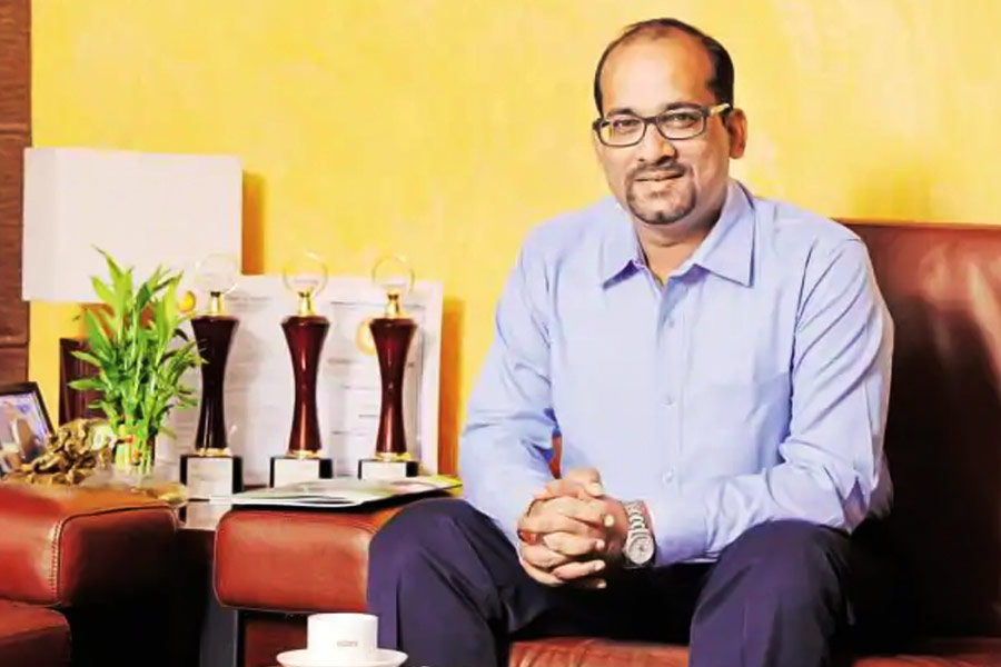 এইএলের এগ্‌জ়কিউটিভ ডিরেক্টর পদে রয়েছেন বিনয় প্রকাশ। তাঁর বেতন বছরে ৮৯.৩৭ কোটি টাকা। সংস্থার চিফ ফিনানশিয়াল অফিসার যুগশিন্দর সিংহের বেতন ৯.৪৫ কোটি টাকা।