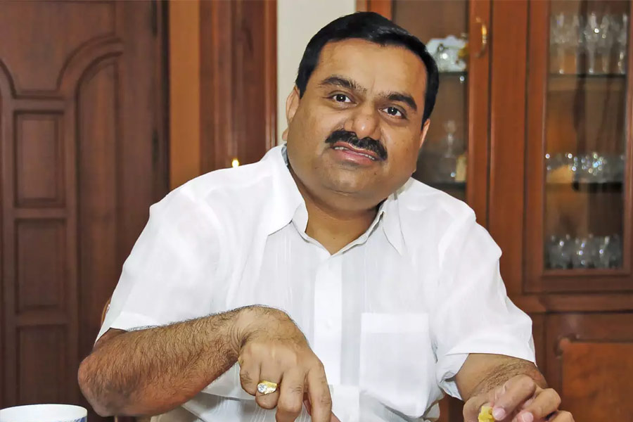 এপিএসইজ়েড থেকে ২০২৪-২৫ অর্থবর্ষে গৌতম বেতন পেয়েছেন ১.৮ কোটি টাকা। তার সঙ্গে কমিশন পেয়েছেন ৫ কোটি টাকা।