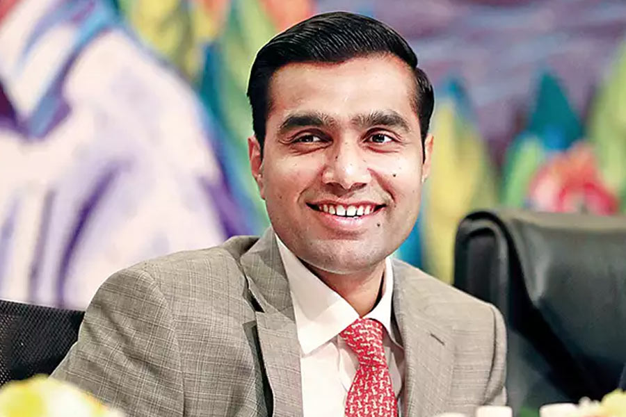 এপিএসইজ়েড থেকে গৌতমের ছেলে কর্ণ বেতন পেয়েছেন ৩.৯ কোটি টাকা। যদিও তাঁর ছেলে, ভাই এবং ভাইপো একাধিক সংস্থা থেকে বেতন পান না।