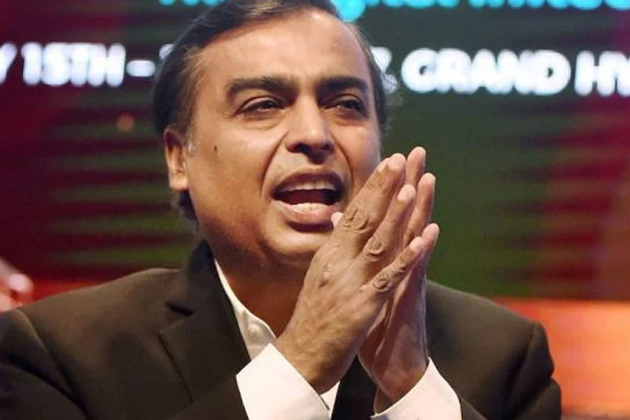  মুকেশ অম্বানী অতিমারির সময় থেকে আর বেতন নেন না। তার আগে ১৫ কোটি টাকা ছিল তাঁর মাসিক বেতন।