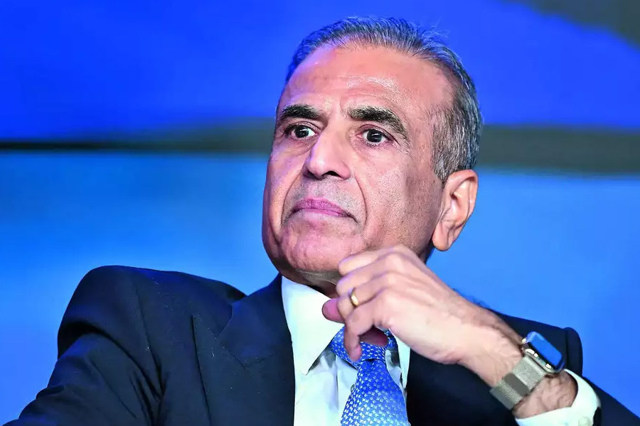 টেলিকম সংস্থার কর্তা সুনীল ভারতী মিত্তল ২০২২-২৩ অর্থবর্ষে বেতন পেয়েছিলেন ১৬.৭ কোটি টাকা। ওই বছর রাজীব বজাজ পেয়েছিলেন ৫৩.৭ কোটি টাকা, পবন মুঞ্জল ৮০ কোটি টাকা।